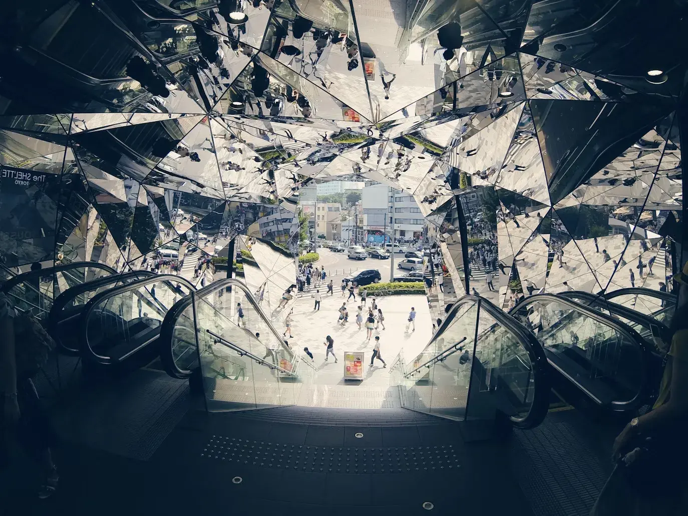 glass wall meeting backgroundhttps://unsplash.com/photos/people-walking-near-escalator-u8ho6z05vh0